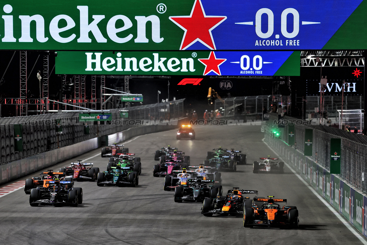 GP LAS VEGAS, Lando Norris (GBR) McLaren MCL39 davanti a Max Verstappen (NLD) Red Bull Racing RB21 at the partenza of the race.

22.11.2025. Formula 1 World Championship, Rd 22, Las Vegas Grand Prix, Las Vegas, Nevada, USA, Gara Day.

- www.xpbimages.com, EMail: requests@xpbimages.com © Copyright: Batchelor / XPB Images