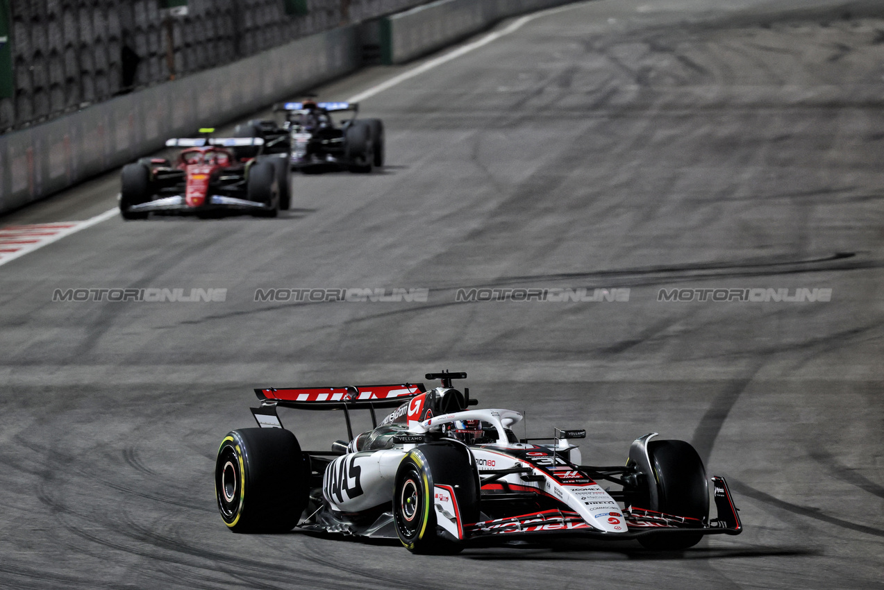 GP LAS VEGAS, Esteban Ocon (FRA) Haas VF-25.

22.11.2025. Formula 1 World Championship, Rd 22, Las Vegas Grand Prix, Las Vegas, Nevada, USA, Gara Day.

- www.xpbimages.com, EMail: requests@xpbimages.com © Copyright: Batchelor / XPB Images