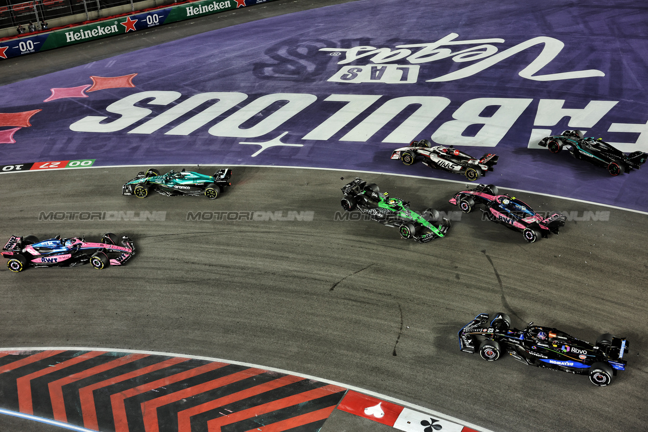 GP LAS VEGAS, Pierre Gasly (FRA) Alpine F1 Team A525; Lance Stroll (CDN) Aston Martin F1 Team AMR25; Gabriel Bortoleto (BRA) Sauber C45 Esteban Ocon (FRA) Haas VF-25; Franco Colapinto (ARG) Alpine F1 Team A525; Andrea Kimi Antonelli (ITA) Mercedes AMG F1 W16; e Alexander Albon (THA) Atlassian Williams Racing FW47 at the partenza of the race.
22.11.2025. Formula 1 World Championship, Rd 22, Las Vegas Grand Prix, Las Vegas, Nevada, USA, Gara Day.
- www.xpbimages.com, EMail: requests@xpbimages.com © Copyright: Bearne / XPB Images