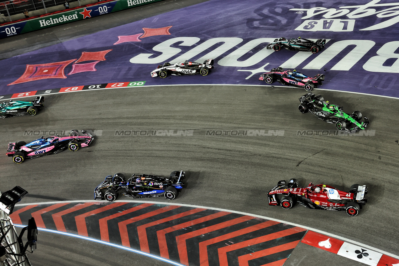 GP LAS VEGAS, Pierre Gasly (FRA) Alpine F1 Team A525; Gabriel Bortoleto (BRA) Sauber C45 Esteban Ocon (FRA) Haas VF-25; Franco Colapinto (ARG) Alpine F1 Team A525; Andrea Kimi Antonelli (ITA) Mercedes AMG F1 W16; Alexander Albon (THA) Atlassian Williams Racing FW4; e Lewis Hamilton (GBR) Ferrari SF-25, at the partenza of the race.

22.11.2025. Formula 1 World Championship, Rd 22, Las Vegas Grand Prix, Las Vegas, Nevada, USA, Gara Day.

- www.xpbimages.com, EMail: requests@xpbimages.com © Copyright: Bearne / XPB Images