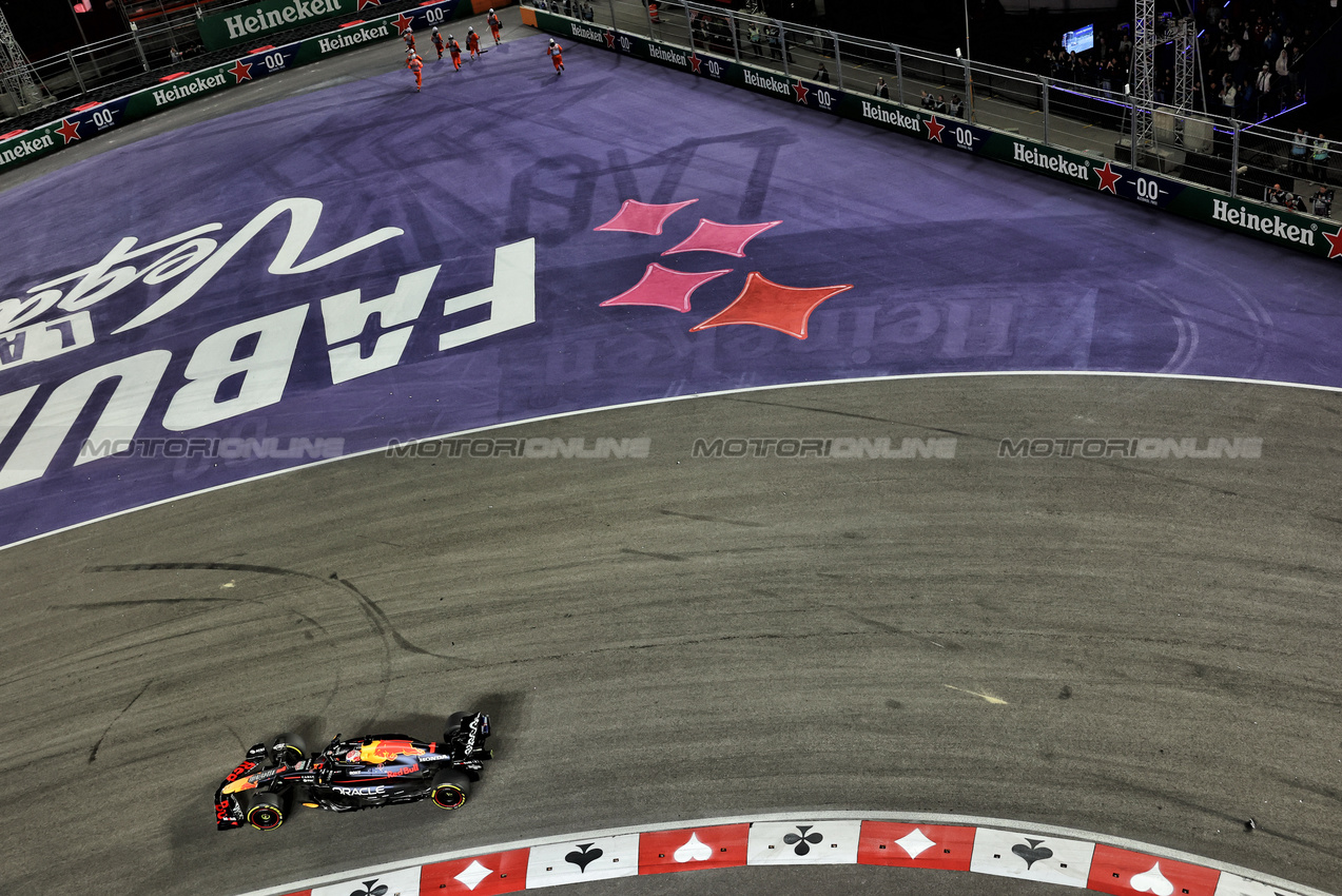 GP LAS VEGAS, Max Verstappen (NLD) Red Bull Racing RB21 with marshals on the circuit.

22.11.2025. Formula 1 World Championship, Rd 22, Las Vegas Grand Prix, Las Vegas, Nevada, USA, Gara Day.

- www.xpbimages.com, EMail: requests@xpbimages.com © Copyright: Bearne / XPB Images