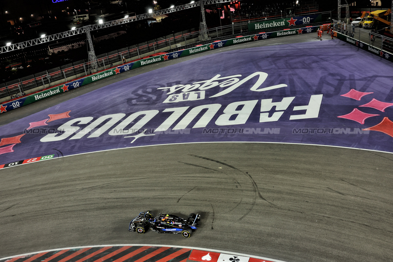 GP LAS VEGAS, Carlos Sainz (ESP) Atlassian Williams Racing FW47 with marshals on the circuit.

22.11.2025. Formula 1 World Championship, Rd 22, Las Vegas Grand Prix, Las Vegas, Nevada, USA, Gara Day.

- www.xpbimages.com, EMail: requests@xpbimages.com © Copyright: Bearne / XPB Images