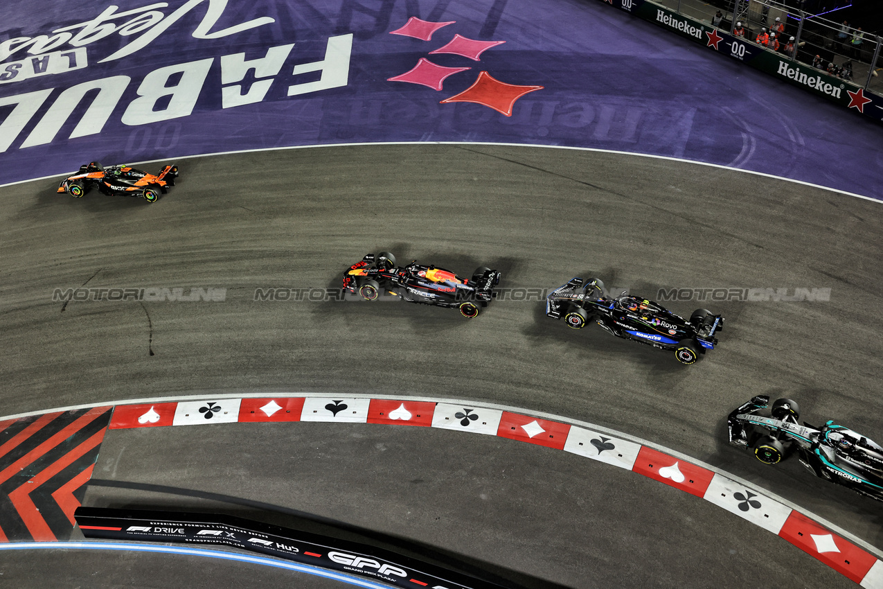 GP LAS VEGAS, Lando Norris (GBR) McLaren MCL39 davanti a Max Verstappen (NLD) Red Bull Racing RB21 e Carlos Sainz (ESP) Atlassian Williams Racing FW47 at the partenza of the race.

22.11.2025. Formula 1 World Championship, Rd 22, Las Vegas Grand Prix, Las Vegas, Nevada, USA, Gara Day.

- www.xpbimages.com, EMail: requests@xpbimages.com © Copyright: Bearne / XPB Images