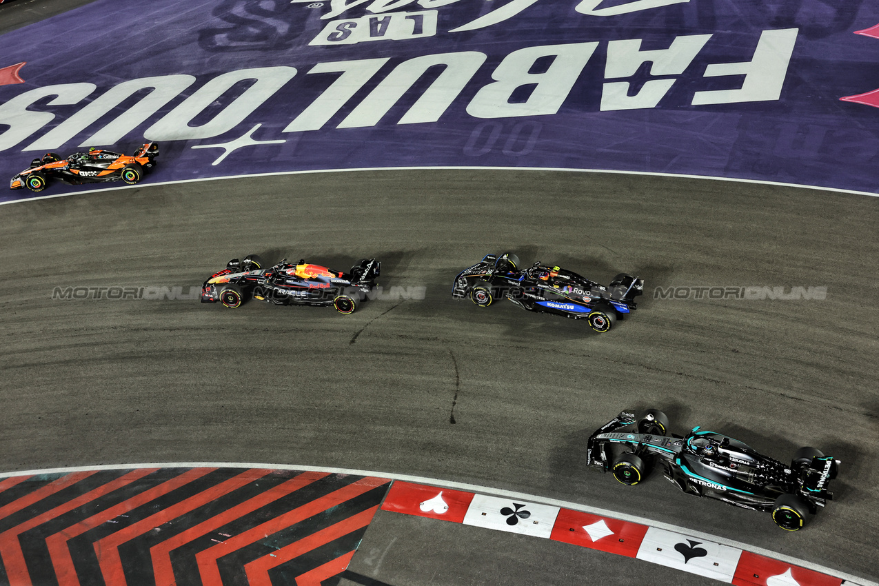 GP LAS VEGAS, Lando Norris (GBR) McLaren MCL39 davanti a Max Verstappen (NLD) Red Bull Racing RB21; Carlos Sainz (ESP) Atlassian Williams Racing FW47; e George Russell (GBR) Mercedes AMG F1 W16 at the partenza of the race.
22.11.2025. Formula 1 World Championship, Rd 22, Las Vegas Grand Prix, Las Vegas, Nevada, USA, Gara Day.
- www.xpbimages.com, EMail: requests@xpbimages.com © Copyright: Bearne / XPB Images