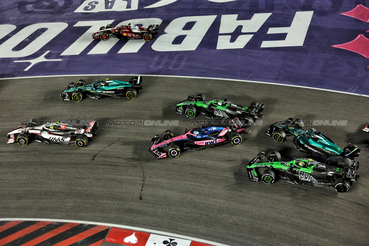 GP LAS VEGAS, Pierre Gasly (FRA) Alpine F1 Team A525 andf Nico Hulkenberg (GER) Sauber C45 make contact at the partenza of the race ahead of Lance Stroll (CDN) Aston Martin F1 Team AMR25 e Gabriel Bortoleto (BRA) Sauber C45.

22.11.2025. Formula 1 World Championship, Rd 22, Las Vegas Grand Prix, Las Vegas, Nevada, USA, Gara Day.

- www.xpbimages.com, EMail: requests@xpbimages.com © Copyright: Bearne / XPB Images