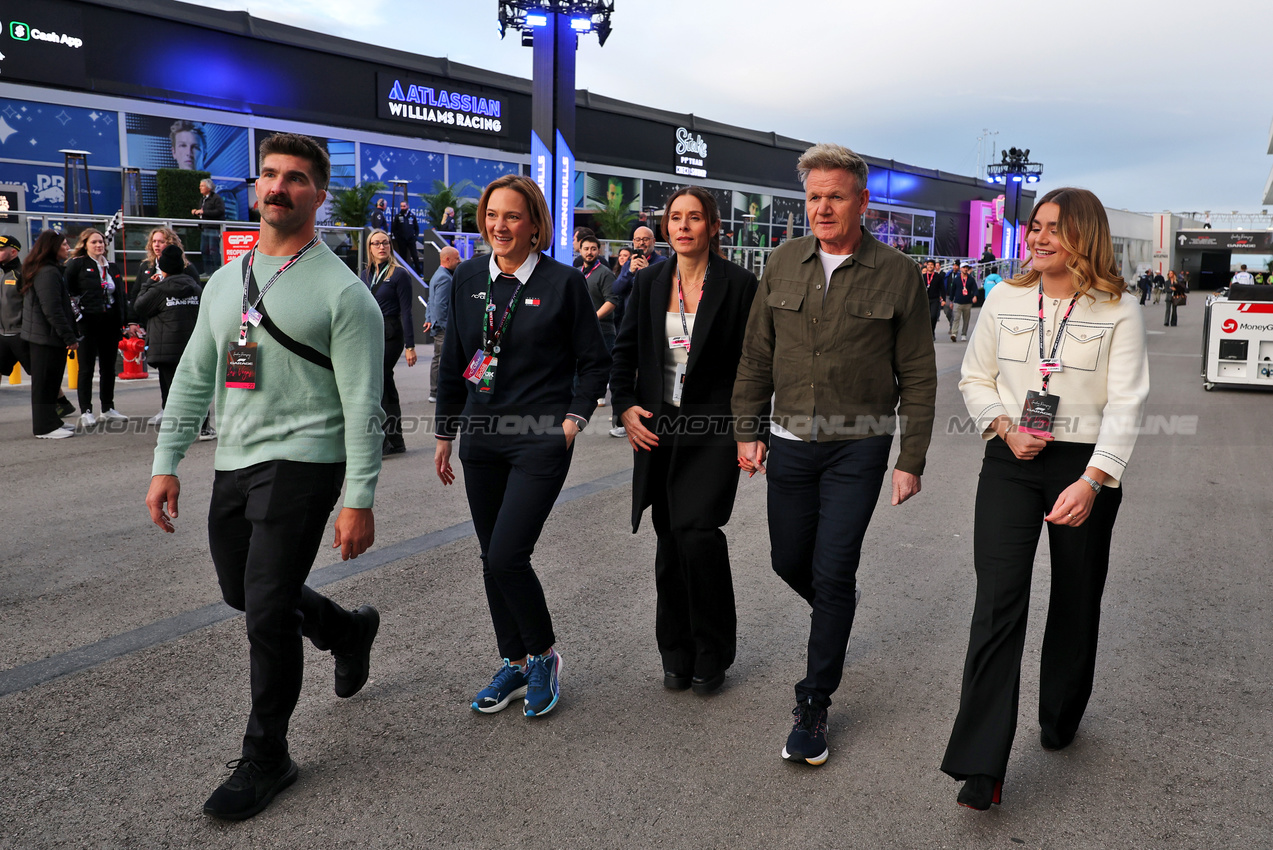 GP LAS VEGAS, Gordon Ramsay (GBR) Celebrity Chef.

22.11.2025. Formula 1 World Championship, Rd 22, Las Vegas Grand Prix, Las Vegas, Nevada, USA, Gara Day.

- www.xpbimages.com, EMail: requests@xpbimages.com © Copyright: Moy / XPB Images