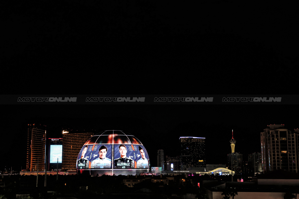 GP LAS VEGAS, Circuit Atmosfera - The Sphere, George Russell (GBR) Mercedes AMG F1 e Carlos Sainz (ESP) Atlassian Williams Racing.
22.11.2025. Formula 1 World Championship, Rd 22, Las Vegas Grand Prix, Las Vegas, Nevada, USA, Gara Day.
- www.xpbimages.com, EMail: requests@xpbimages.com © Copyright: Bearne / XPB Images