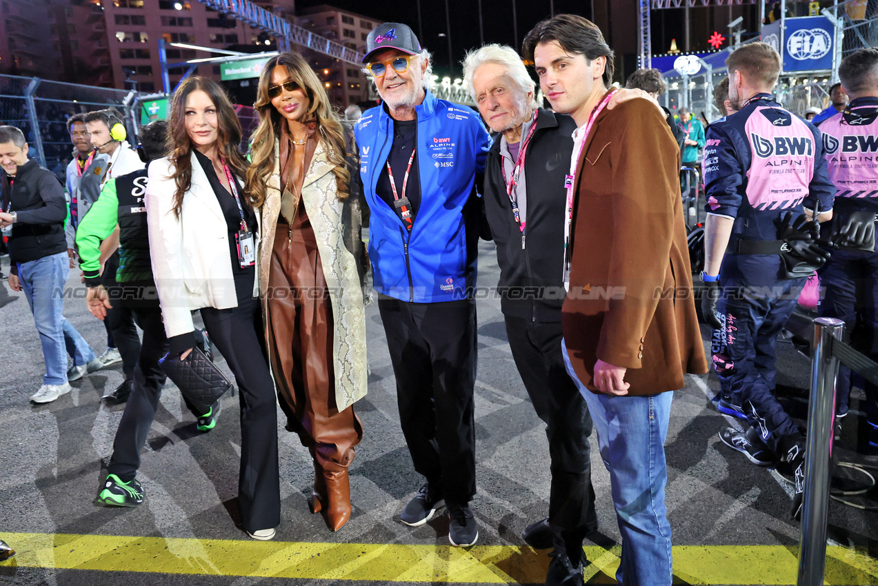 GP LAS VEGAS, (L to R): Catherine Zeta-Jones (GBR) Actress; Naomi Campbell (GBR); Flavio Briatore (ITA) Alpine F1 Team Executive Advisor; e Michael Douglas (USA) Actor, on the grid.

22.11.2025. Formula 1 World Championship, Rd 22, Las Vegas Grand Prix, Las Vegas, Nevada, USA, Gara Day.

- www.xpbimages.com, EMail: requests@xpbimages.com © Copyright: Batchelor / XPB Images