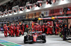 GP LAS VEGAS, Charles Leclerc (MON) Ferrari SF-25 makes a pit stop.
22.11.2025. Formula 1 World Championship, Rd 22, Las Vegas Grand Prix, Las Vegas, Nevada, USA, Gara Day.
- www.xpbimages.com, EMail: requests@xpbimages.com © Copyright: Batchelor / XPB Images