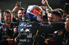 GP LAS VEGAS, Gara winner Max Verstappen (NLD) Red Bull Racing celebrates in parc ferme with the team.

22.11.2025. Formula 1 World Championship, Rd 22, Las Vegas Grand Prix, Las Vegas, Nevada, USA, Gara Day.

- www.xpbimages.com, EMail: requests@xpbimages.com © Copyright: Price	/ XPB Images