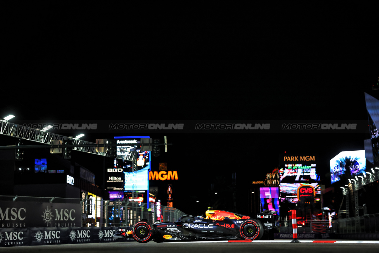 GP LAS VEGAS, Yuki Tsunoda (JPN) Red Bull Racing RB21.
21.11.2025. Formula 1 World Championship, Rd 22, Las Vegas Grand Prix, Las Vegas, Nevada, USA, Qualifiche Day.
- www.xpbimages.com, EMail: requests@xpbimages.com © Copyright: Bearne / XPB Images