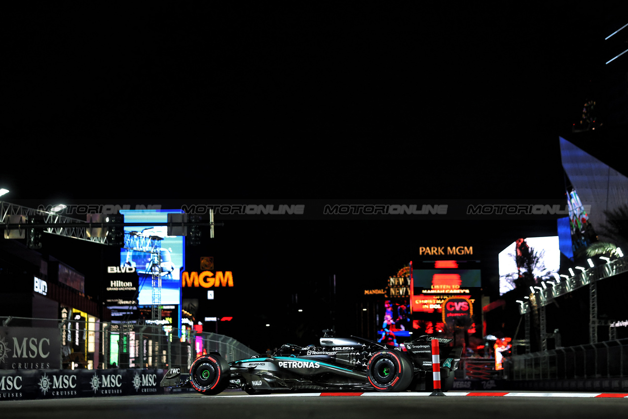 GP LAS VEGAS, George Russell (GBR) Mercedes AMG F1 W16.
21.11.2025. Formula 1 World Championship, Rd 22, Las Vegas Grand Prix, Las Vegas, Nevada, USA, Qualifiche Day.
- www.xpbimages.com, EMail: requests@xpbimages.com © Copyright: Bearne / XPB Images