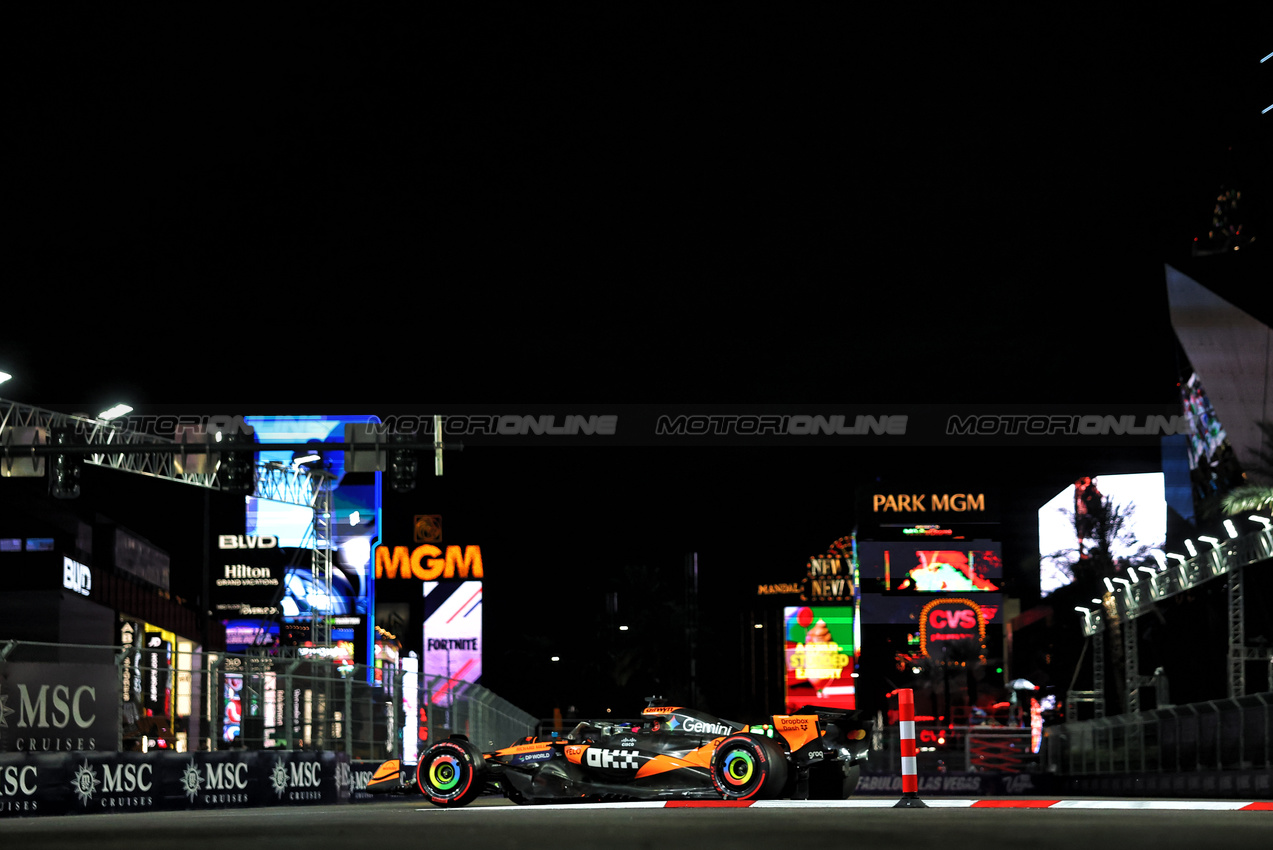 GP LAS VEGAS, Oscar Piastri (AUS) McLaren MCL39.

21.11.2025. Formula 1 World Championship, Rd 22, Las Vegas Grand Prix, Las Vegas, Nevada, USA, Qualifiche Day.

- www.xpbimages.com, EMail: requests@xpbimages.com © Copyright: Bearne / XPB Images