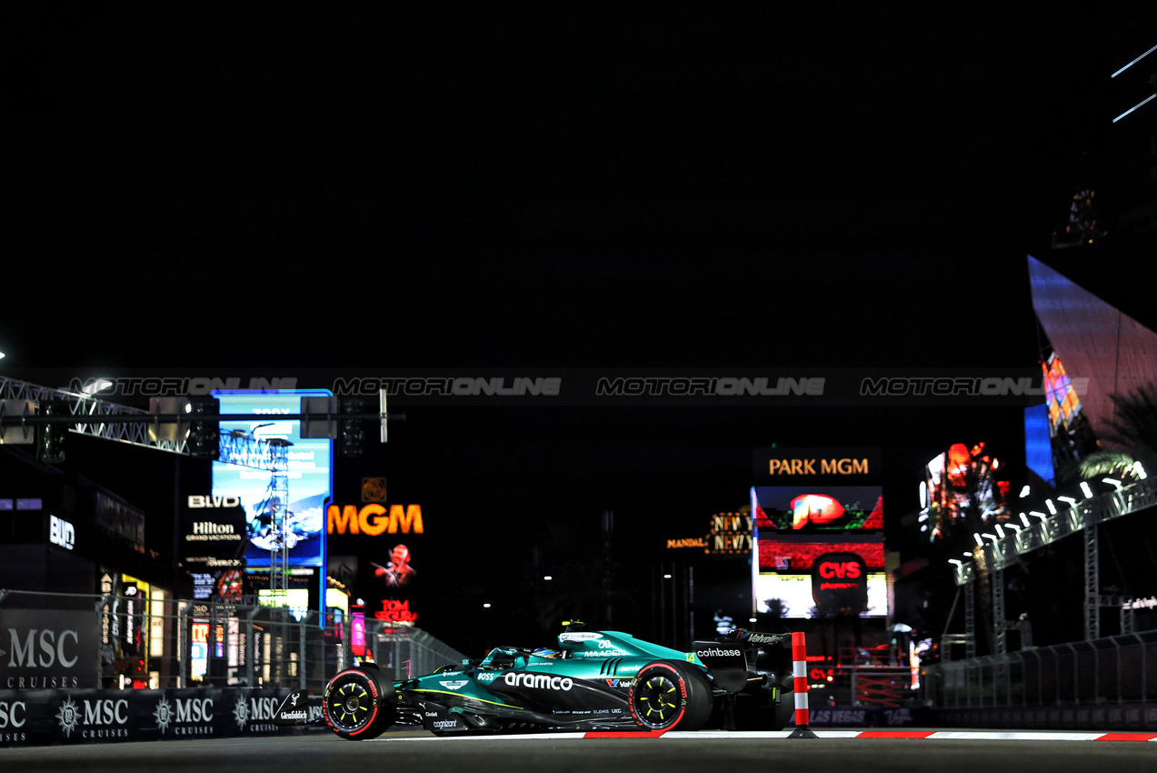 GP LAS VEGAS, Fernando Alonso (ESP) Aston Martin F1 Team AMR25.
21.11.2025. Formula 1 World Championship, Rd 22, Las Vegas Grand Prix, Las Vegas, Nevada, USA, Qualifiche Day.
- www.xpbimages.com, EMail: requests@xpbimages.com © Copyright: Bearne / XPB Images