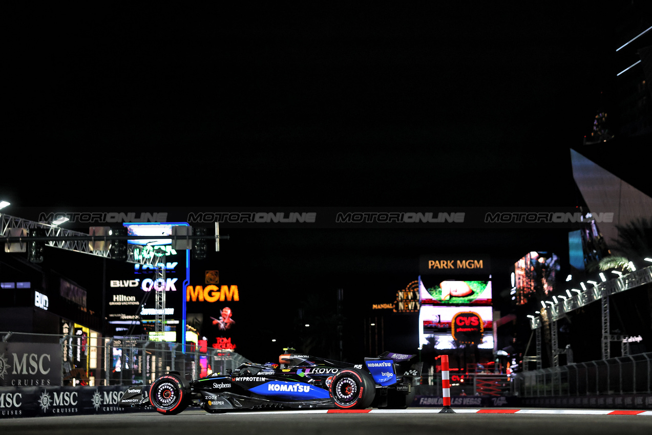 GP LAS VEGAS, Carlos Sainz (ESP) Atlassian Williams Racing FW47.

21.11.2025. Formula 1 World Championship, Rd 22, Las Vegas Grand Prix, Las Vegas, Nevada, USA, Qualifiche Day.

- www.xpbimages.com, EMail: requests@xpbimages.com © Copyright: Bearne / XPB Images
