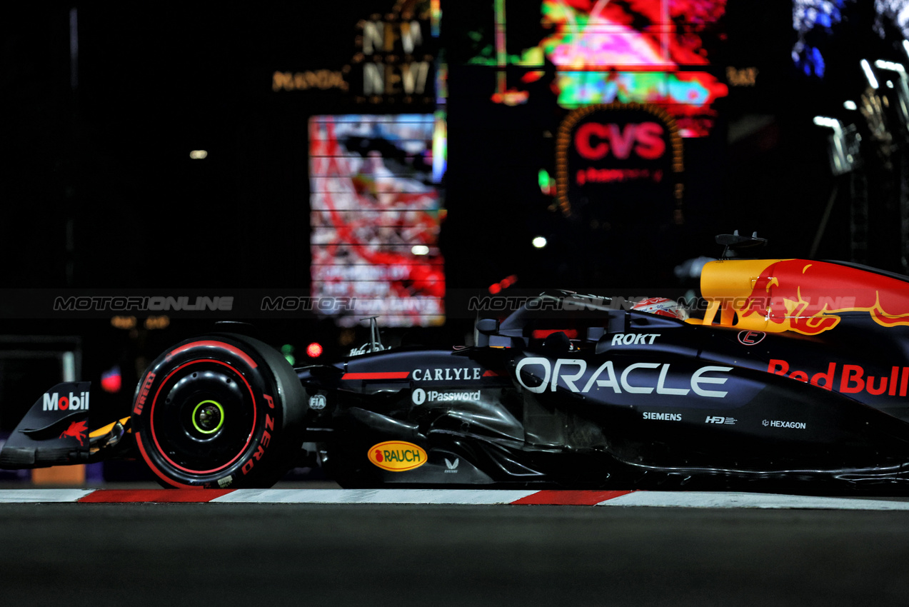 GP LAS VEGAS, Max Verstappen (NLD) Red Bull Racing RB21.
21.11.2025. Formula 1 World Championship, Rd 22, Las Vegas Grand Prix, Las Vegas, Nevada, USA, Qualifiche Day.
- www.xpbimages.com, EMail: requests@xpbimages.com © Copyright: Bearne / XPB Images