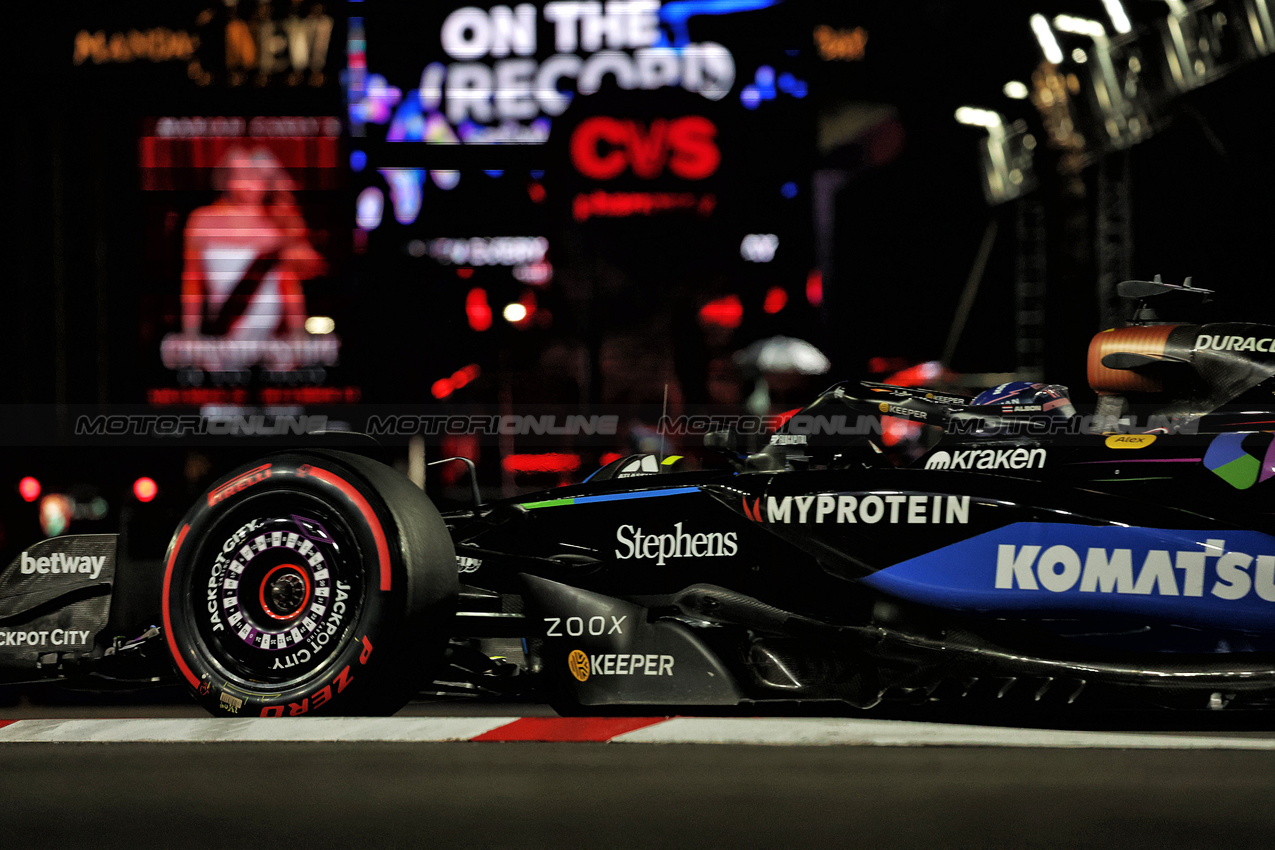 GP LAS VEGAS, Alexander Albon (THA) Atlassian Williams Racing FW47.
21.11.2025. Formula 1 World Championship, Rd 22, Las Vegas Grand Prix, Las Vegas, Nevada, USA, Qualifiche Day.
- www.xpbimages.com, EMail: requests@xpbimages.com © Copyright: Bearne / XPB Images