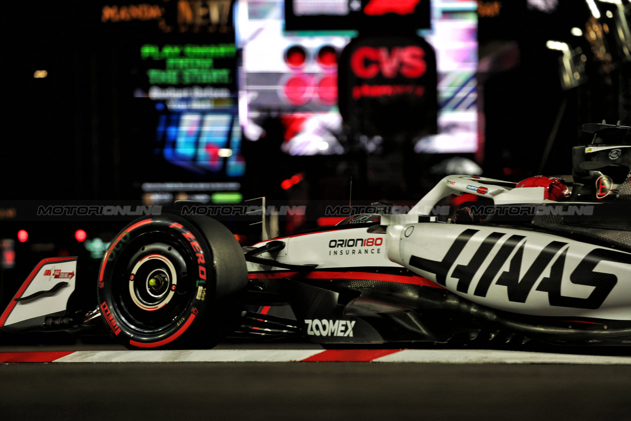 GP LAS VEGAS, Esteban Ocon (FRA) Haas VF-25.
21.11.2025. Formula 1 World Championship, Rd 22, Las Vegas Grand Prix, Las Vegas, Nevada, USA, Qualifiche Day.
- www.xpbimages.com, EMail: requests@xpbimages.com © Copyright: Bearne / XPB Images
