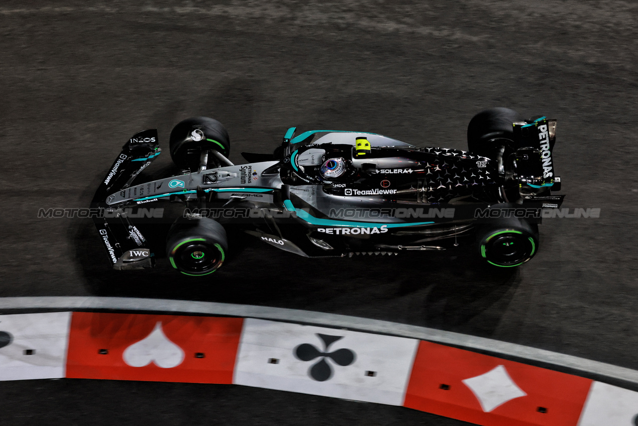 GP LAS VEGAS, Andrea Kimi Antonelli (ITA) Mercedes AMG F1 W16.
21.11.2025. Formula 1 World Championship, Rd 22, Las Vegas Grand Prix, Las Vegas, Nevada, USA, Qualifiche Day.
- www.xpbimages.com, EMail: requests@xpbimages.com © Copyright: Moy / XPB Images