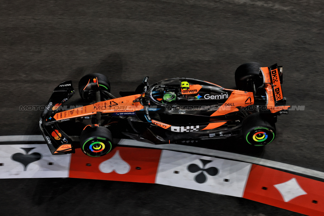 GP LAS VEGAS, Lando Norris (GBR) McLaren MCL39.
21.11.2025. Formula 1 World Championship, Rd 22, Las Vegas Grand Prix, Las Vegas, Nevada, USA, Qualifiche Day.
- www.xpbimages.com, EMail: requests@xpbimages.com © Copyright: Moy / XPB Images