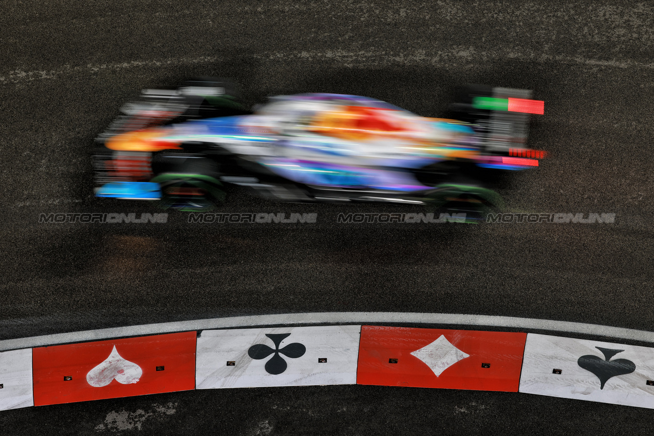 GP LAS VEGAS, Isack Hadjar (FRA) Racing Bulls VCARB 02.
21.11.2025. Formula 1 World Championship, Rd 22, Las Vegas Grand Prix, Las Vegas, Nevada, USA, Qualifiche Day.
- www.xpbimages.com, EMail: requests@xpbimages.com © Copyright: Moy / XPB Images