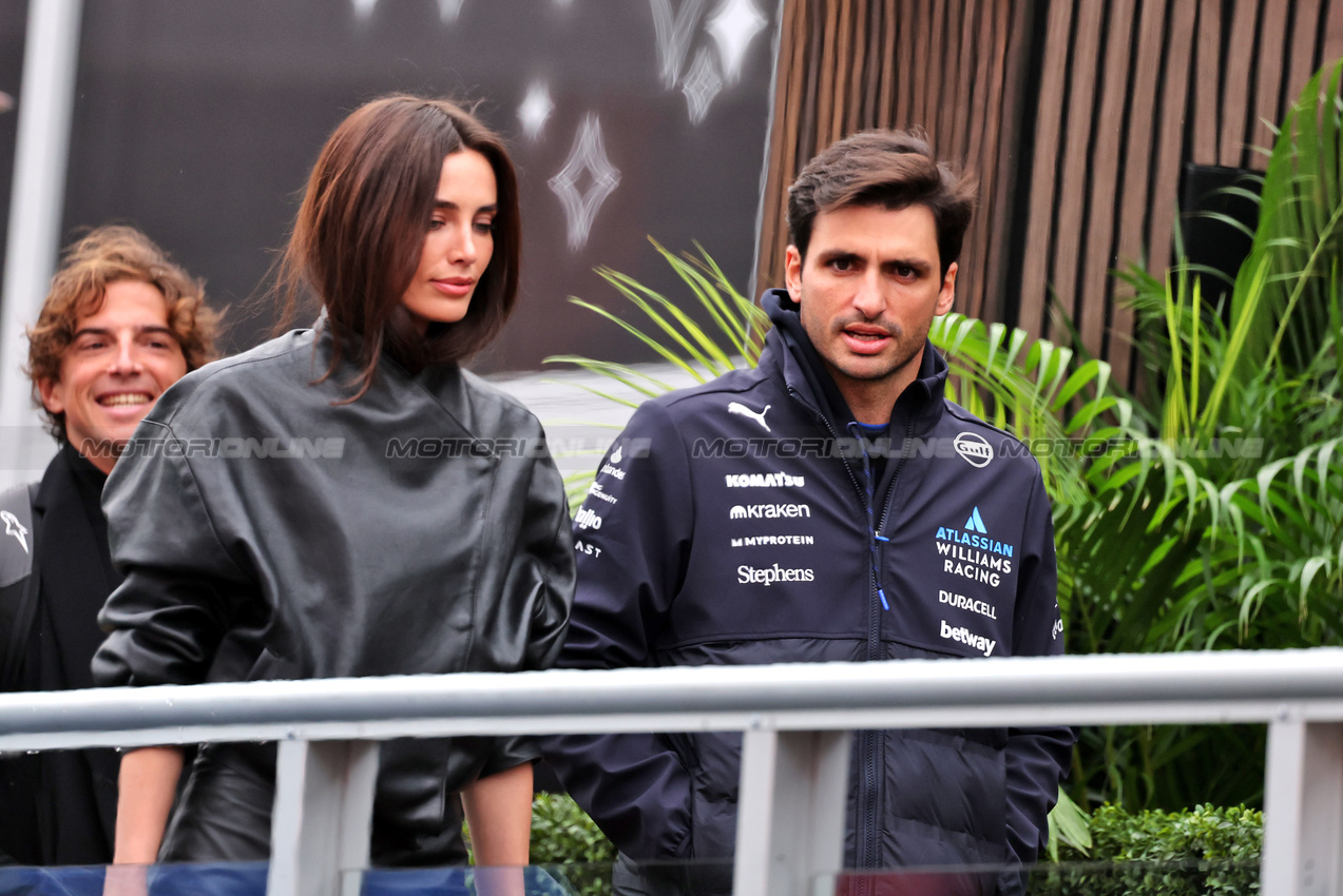 GP LAS VEGAS, (L to R): Rebecca Donaldson (GBR) with her boyfriend Carlos Sainz (ESP) Atlassian Williams Racing.

21.11.2025. Formula 1 World Championship, Rd 22, Las Vegas Grand Prix, Las Vegas, Nevada, USA, Qualifiche Day.

- www.xpbimages.com, EMail: requests@xpbimages.com © Copyright: Moy / XPB Images