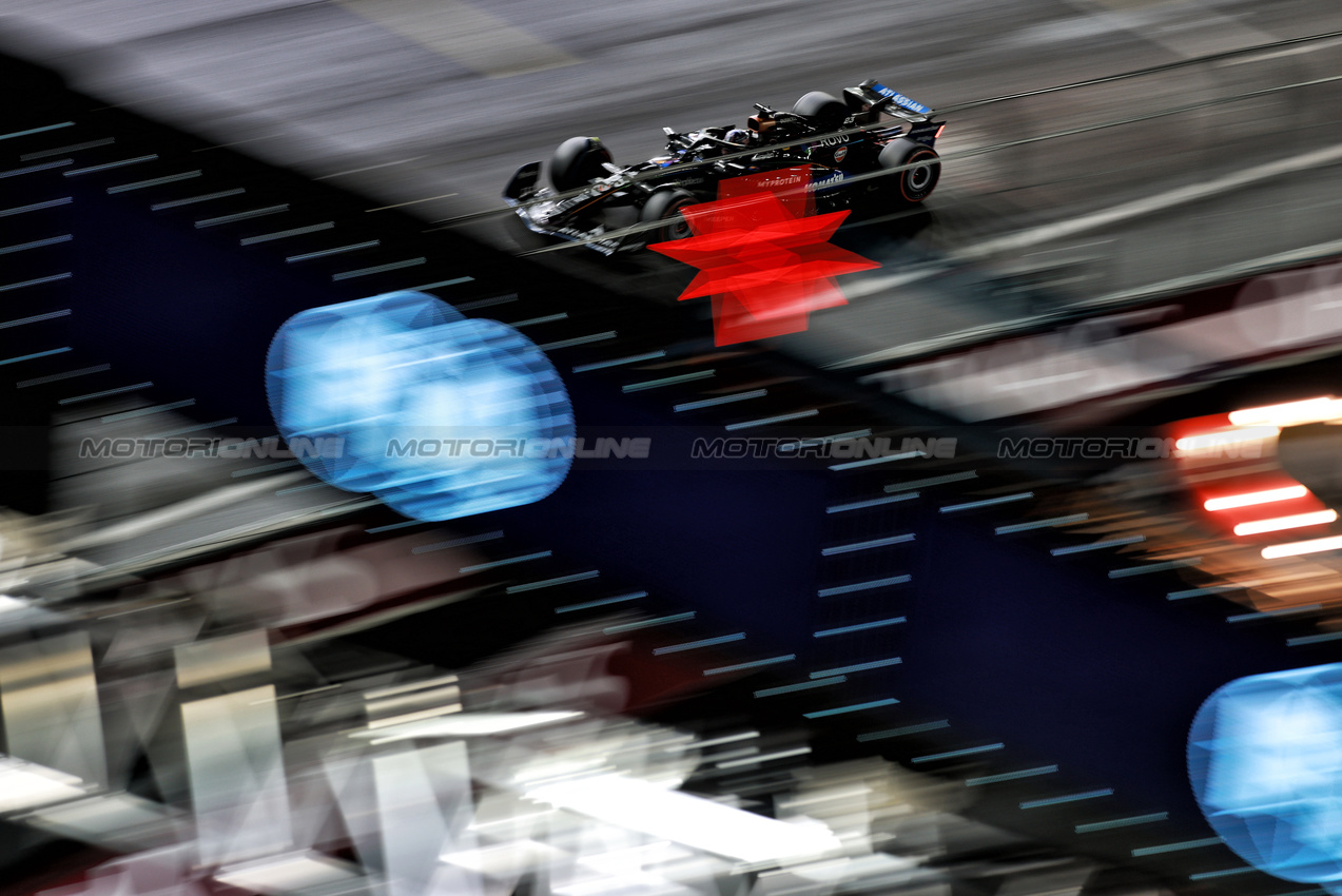 GP LAS VEGAS, Alexander Albon (THA) Atlassian Williams Racing FW47.

21.11.2025. Formula 1 World Championship, Rd 22, Las Vegas Grand Prix, Las Vegas, Nevada, USA, Qualifiche Day.

- www.xpbimages.com, EMail: requests@xpbimages.com © Copyright: Moy / XPB Images