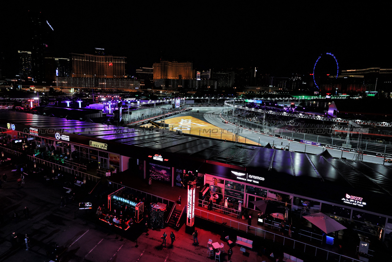 GP LAS VEGAS, Max Verstappen (NLD) Red Bull Racing RB21.
21.11.2025. Formula 1 World Championship, Rd 22, Las Vegas Grand Prix, Las Vegas, Nevada, USA, Qualifiche Day.
- www.xpbimages.com, EMail: requests@xpbimages.com © Copyright: Moy / XPB Images