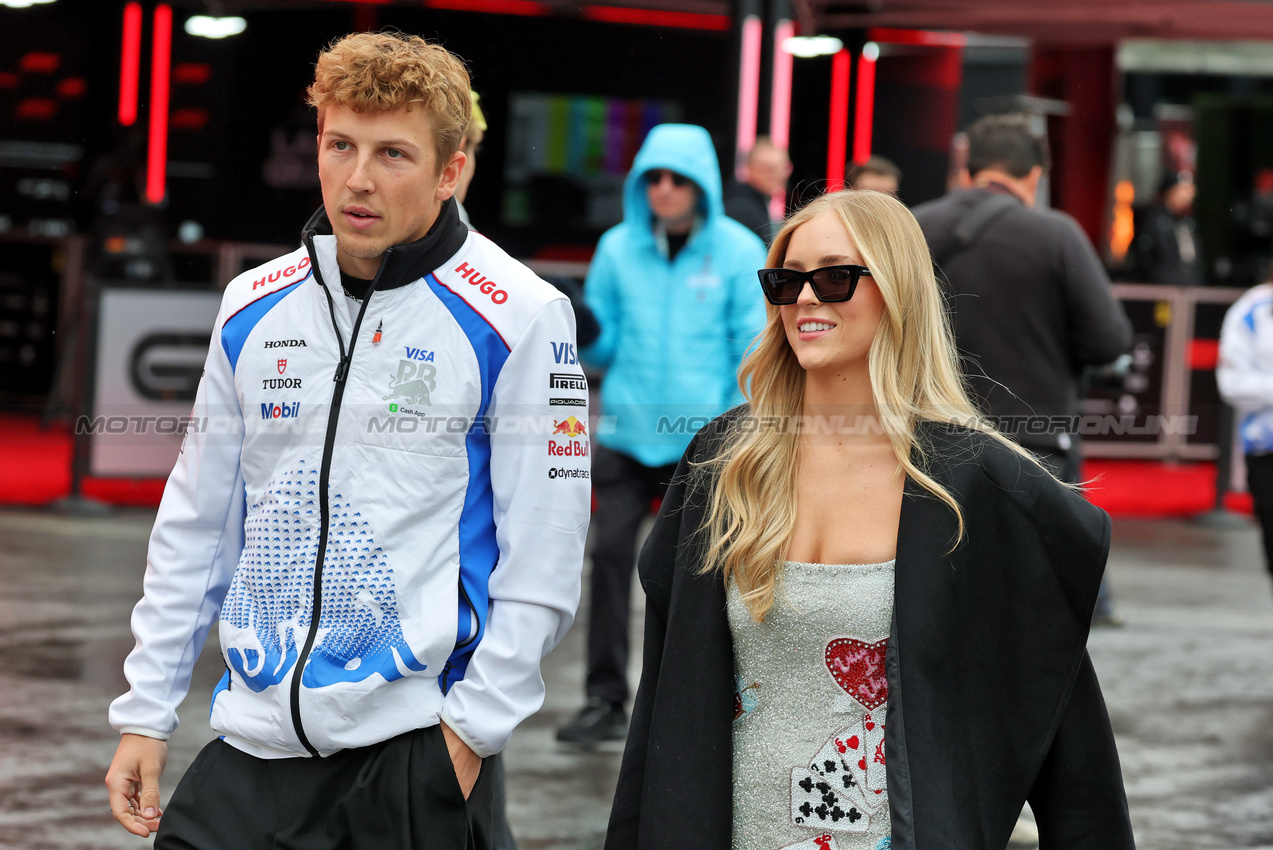 GP LAS VEGAS, (L to R): Liam Lawson (NZL) Racing Bulls with Domenica Hannah St. John (USA).
21.11.2025. Formula 1 World Championship, Rd 22, Las Vegas Grand Prix, Las Vegas, Nevada, USA, Qualifiche Day.
- www.xpbimages.com, EMail: requests@xpbimages.com © Copyright: Moy / XPB Images