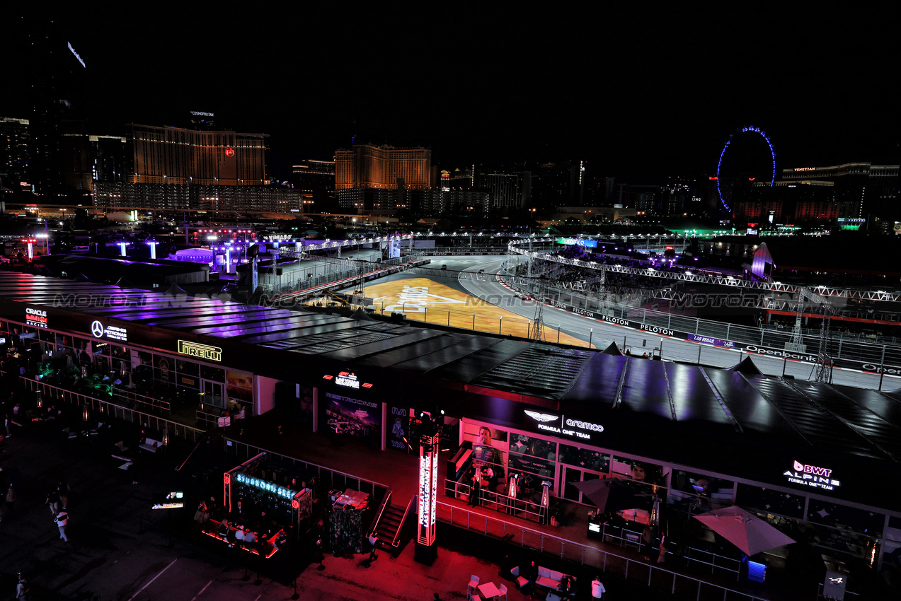 GP LAS VEGAS, Oliver Bearman (GBR) Haas VF-25.
21.11.2025. Formula 1 World Championship, Rd 22, Las Vegas Grand Prix, Las Vegas, Nevada, USA, Qualifiche Day.
- www.xpbimages.com, EMail: requests@xpbimages.com © Copyright: Moy / XPB Images