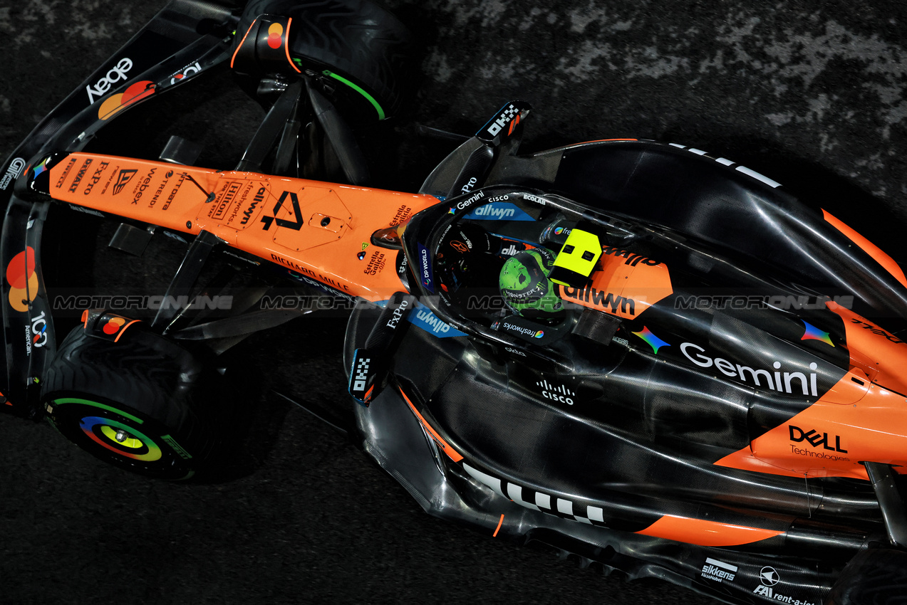 GP LAS VEGAS, Lando Norris (GBR) McLaren MCL39.
21.11.2025. Formula 1 World Championship, Rd 22, Las Vegas Grand Prix, Las Vegas, Nevada, USA, Qualifiche Day.
- www.xpbimages.com, EMail: requests@xpbimages.com © Copyright: Moy / XPB Images