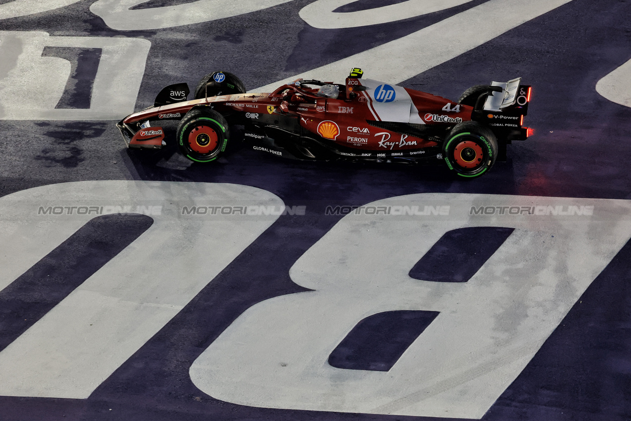 GP LAS VEGAS, Lewis Hamilton (GBR) Ferrari SF-25 runs wide.
21.11.2025. Formula 1 World Championship, Rd 22, Las Vegas Grand Prix, Las Vegas, Nevada, USA, Qualifiche Day.
- www.xpbimages.com, EMail: requests@xpbimages.com © Copyright: Moy / XPB Images