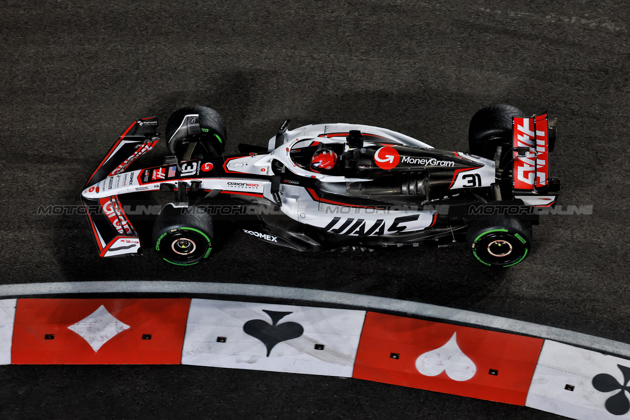GP LAS VEGAS, Esteban Ocon (FRA) Haas VF-25.

21.11.2025. Formula 1 World Championship, Rd 22, Las Vegas Grand Prix, Las Vegas, Nevada, USA, Qualifiche Day.

- www.xpbimages.com, EMail: requests@xpbimages.com © Copyright: Moy / XPB Images
