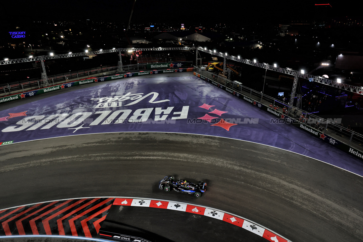 GP LAS VEGAS, Carlos Sainz (ESP) Atlassian Williams Racing FW47.
21.11.2025. Formula 1 World Championship, Rd 22, Las Vegas Grand Prix, Las Vegas, Nevada, USA, Qualifiche Day.
- www.xpbimages.com, EMail: requests@xpbimages.com © Copyright: Moy / XPB Images