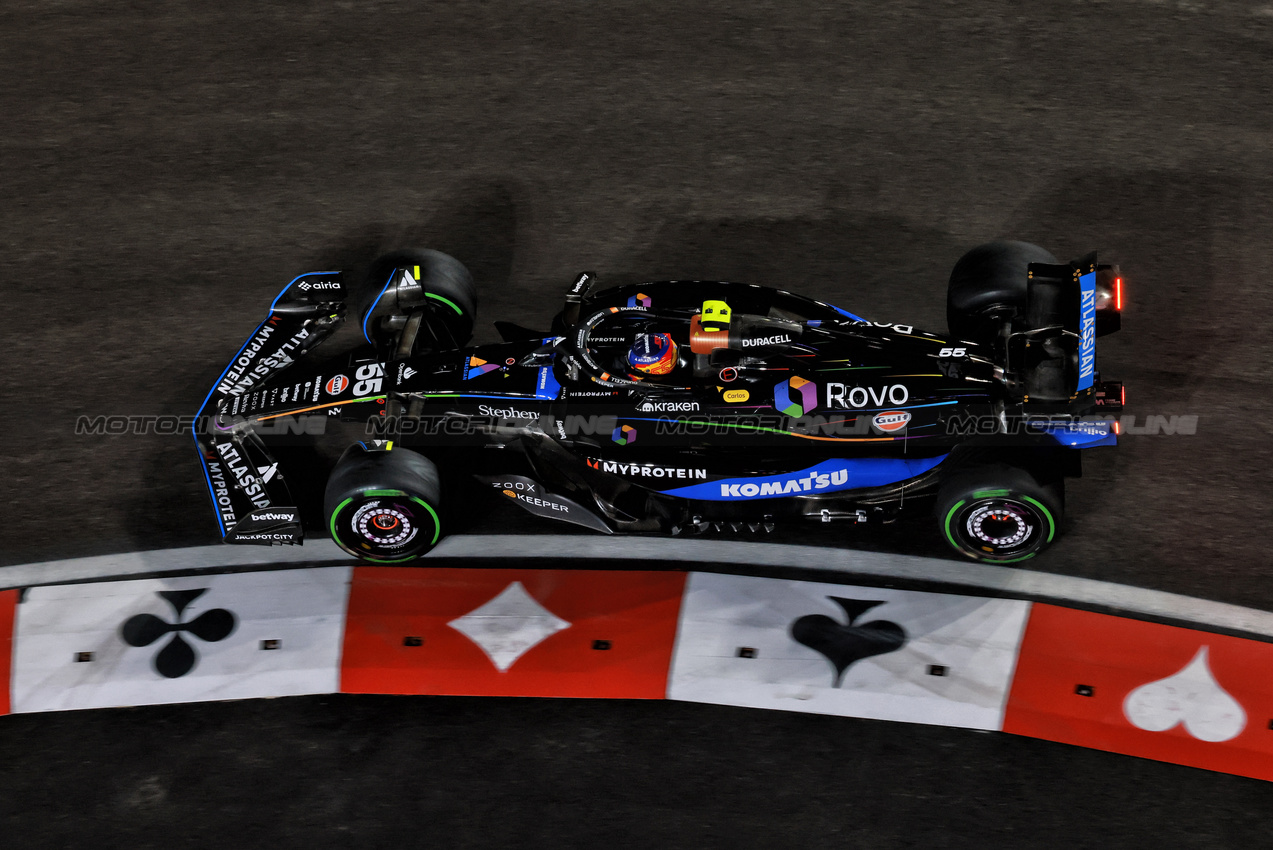 GP LAS VEGAS, Carlos Sainz (ESP) Atlassian Williams Racing FW47.

21.11.2025. Formula 1 World Championship, Rd 22, Las Vegas Grand Prix, Las Vegas, Nevada, USA, Qualifiche Day.

- www.xpbimages.com, EMail: requests@xpbimages.com © Copyright: Moy / XPB Images