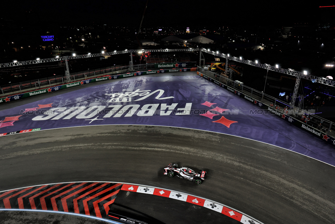 GP LAS VEGAS, Esteban Ocon (FRA) Haas VF-25.
21.11.2025. Formula 1 World Championship, Rd 22, Las Vegas Grand Prix, Las Vegas, Nevada, USA, Qualifiche Day.
- www.xpbimages.com, EMail: requests@xpbimages.com © Copyright: Moy / XPB Images
