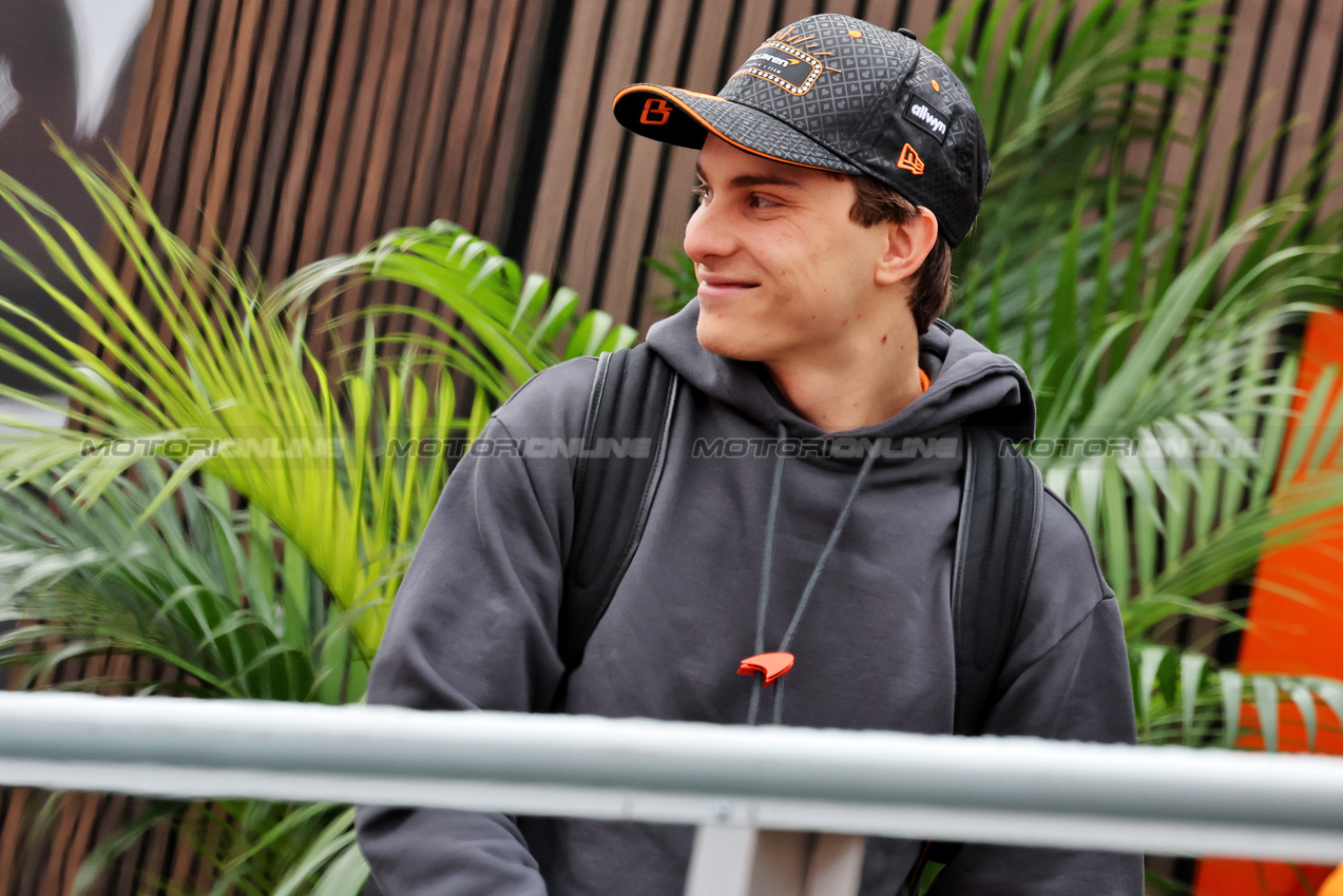 GP LAS VEGAS, Oscar Piastri (AUS) McLaren.
21.11.2025. Formula 1 World Championship, Rd 22, Las Vegas Grand Prix, Las Vegas, Nevada, USA, Qualifiche Day.
- www.xpbimages.com, EMail: requests@xpbimages.com © Copyright: Moy / XPB Images