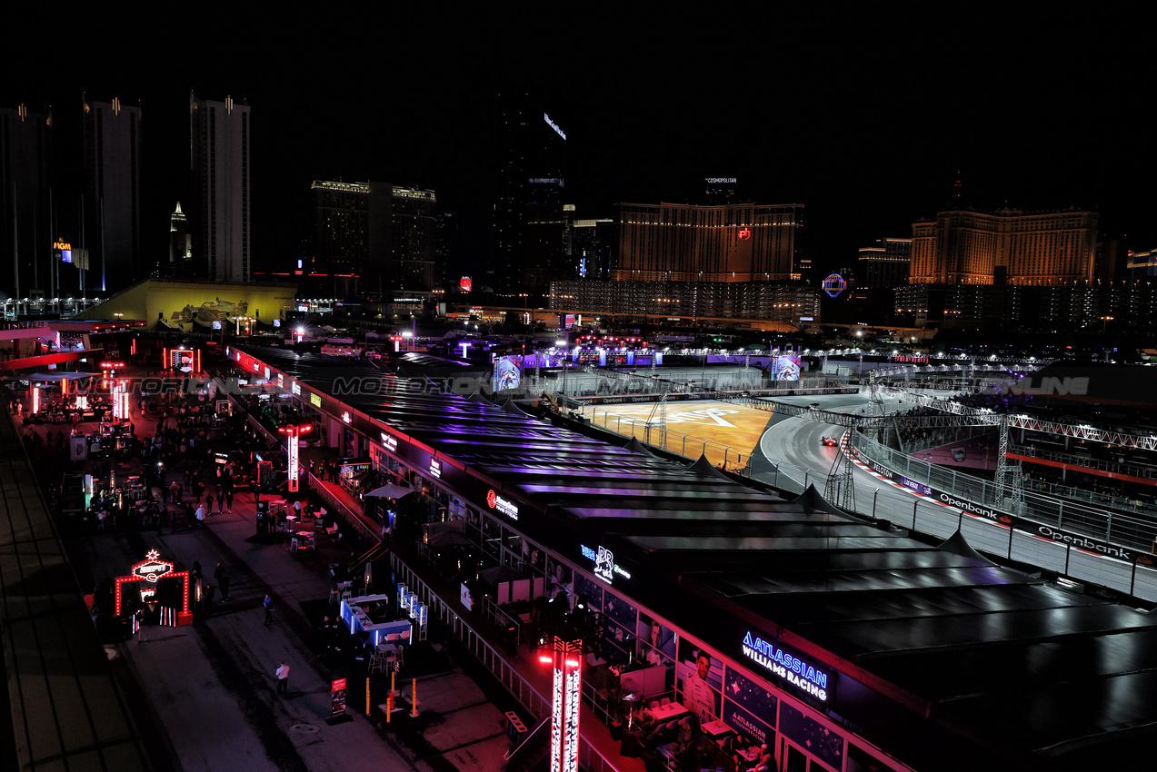 GP LAS VEGAS, Lewis Hamilton (GBR) Ferrari SF-25.
21.11.2025. Formula 1 World Championship, Rd 22, Las Vegas Grand Prix, Las Vegas, Nevada, USA, Qualifiche Day.
- www.xpbimages.com, EMail: requests@xpbimages.com © Copyright: Moy / XPB Images
