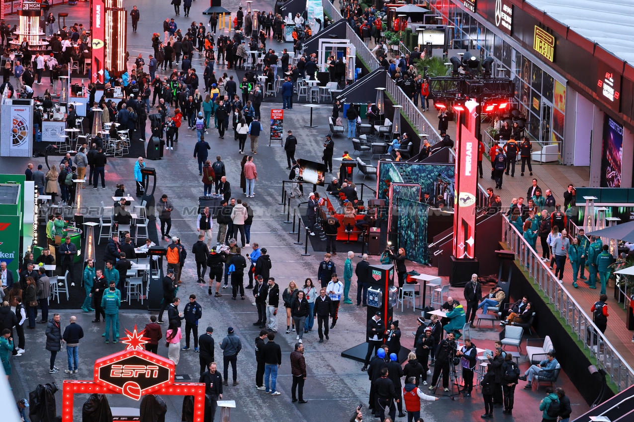 GP LAS VEGAS, Paddock Atmosfera.

21.11.2025. Formula 1 World Championship, Rd 22, Las Vegas Grand Prix, Las Vegas, Nevada, USA, Qualifiche Day.

- www.xpbimages.com, EMail: requests@xpbimages.com © Copyright: Moy / XPB Images