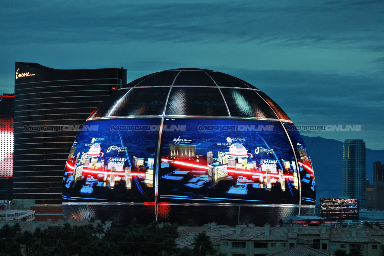 GP LAS VEGAS, Circuit Atmosfera - Las Vegas Sphere.
21.11.2025. Formula 1 World Championship, Rd 22, Las Vegas Grand Prix, Las Vegas, Nevada, USA, Qualifiche Day.
- www.xpbimages.com, EMail: requests@xpbimages.com © Copyright: Moy / XPB Images