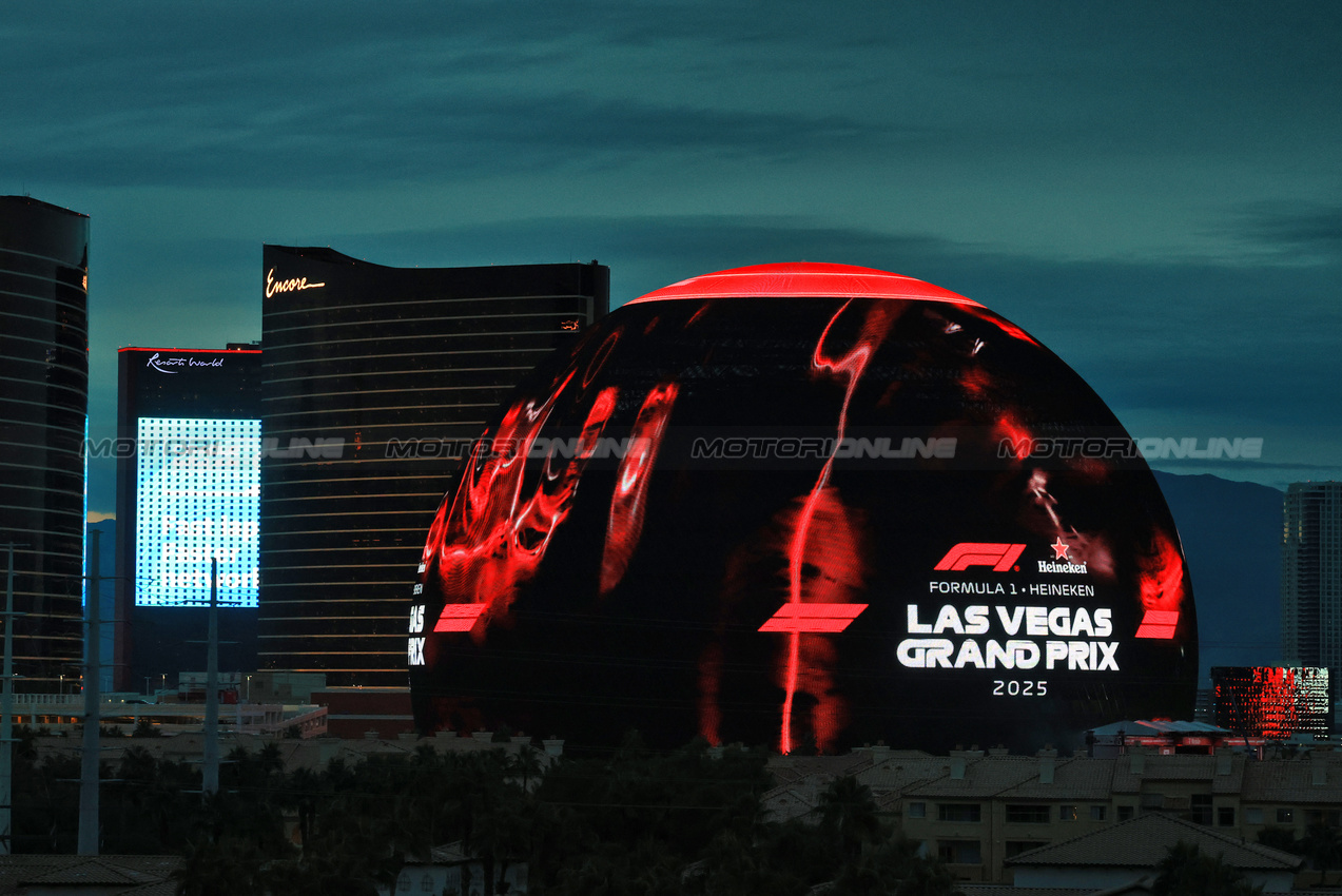 GP LAS VEGAS, Circuit Atmosfera - Las Vegas Sphere.

21.11.2025. Formula 1 World Championship, Rd 22, Las Vegas Grand Prix, Las Vegas, Nevada, USA, Qualifiche Day.

- www.xpbimages.com, EMail: requests@xpbimages.com © Copyright: Moy / XPB Images