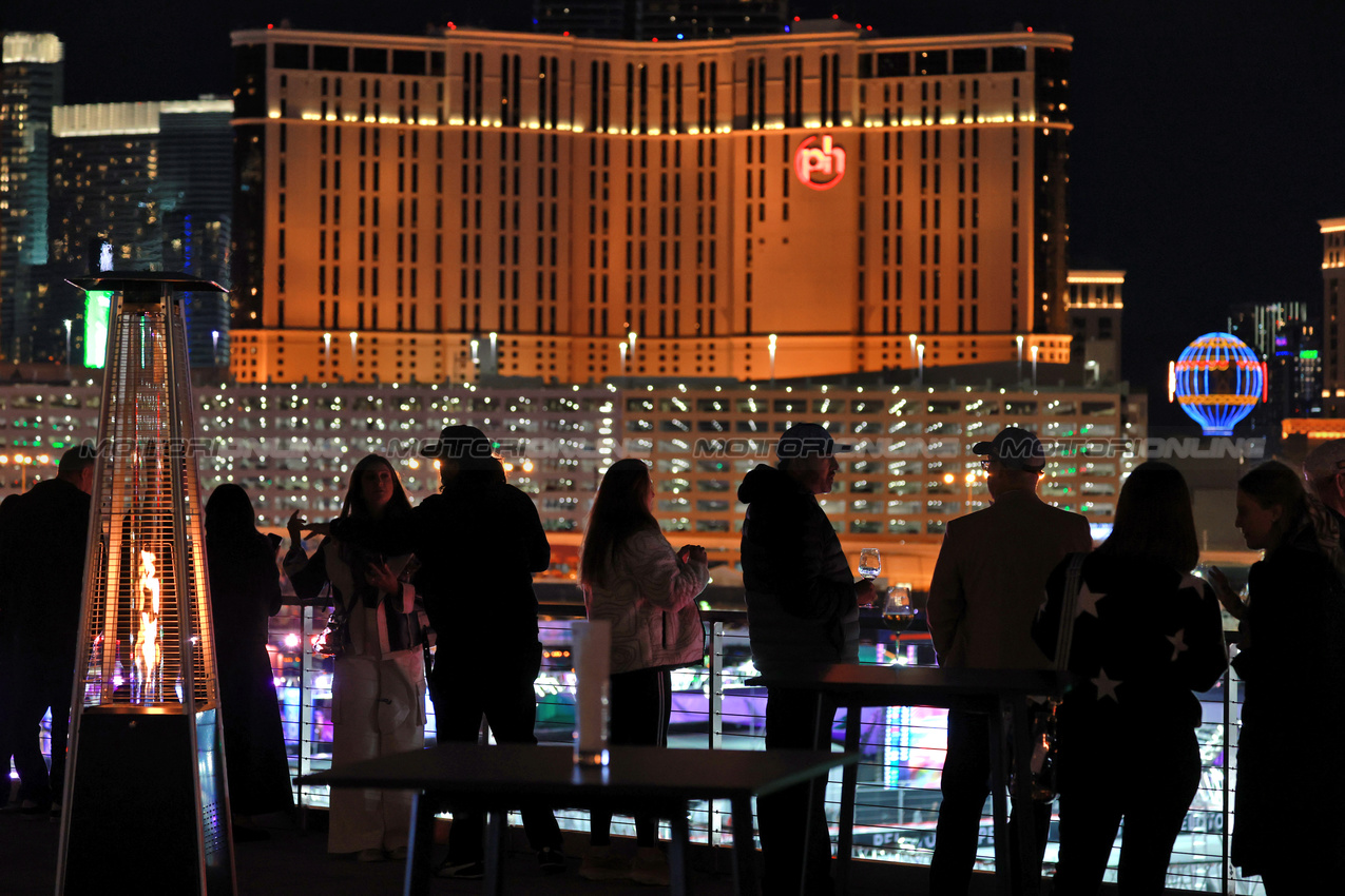 GP LAS VEGAS, Circuit Atmosfera - fans.
21.11.2025. Formula 1 World Championship, Rd 22, Las Vegas Grand Prix, Las Vegas, Nevada, USA, Qualifiche Day.
- www.xpbimages.com, EMail: requests@xpbimages.com © Copyright: Moy / XPB Images