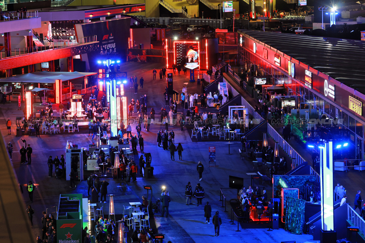 GP LAS VEGAS, Paddock Atmosfera.

21.11.2025. Formula 1 World Championship, Rd 22, Las Vegas Grand Prix, Las Vegas, Nevada, USA, Qualifiche Day.

- www.xpbimages.com, EMail: requests@xpbimages.com © Copyright: Moy / XPB Images