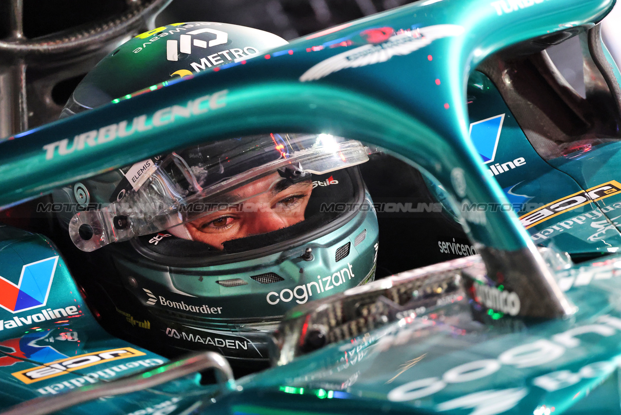 GP LAS VEGAS, Lance Stroll (CDN) Aston Martin F1 Team AMR25 in the pits.

21.11.2025. Formula 1 World Championship, Rd 22, Las Vegas Grand Prix, Las Vegas, Nevada, USA, Qualifiche Day.

- www.xpbimages.com, EMail: requests@xpbimages.com © Copyright: Batchelor / XPB Images