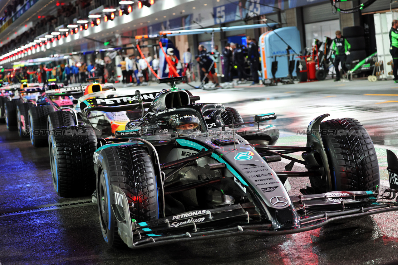 GP LAS VEGAS, George Russell (GBR) Mercedes AMG F1 W16 in the pits.

21.11.2025. Formula 1 World Championship, Rd 22, Las Vegas Grand Prix, Las Vegas, Nevada, USA, Qualifiche Day.

- www.xpbimages.com, EMail: requests@xpbimages.com © Copyright: Batchelor / XPB Images