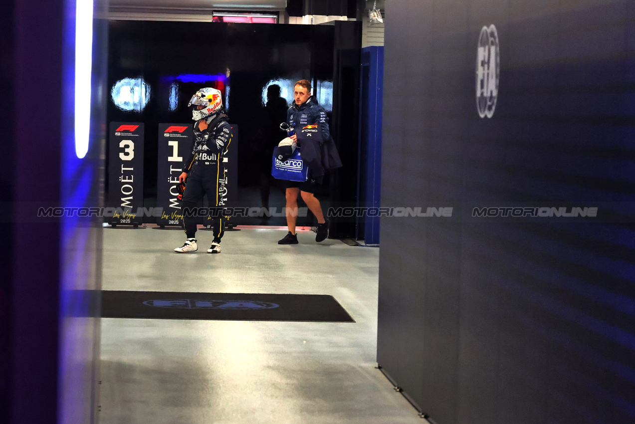 GP LAS VEGAS, Yuki Tsunoda (JPN) Red Bull Racing.
21.11.2025. Formula 1 World Championship, Rd 22, Las Vegas Grand Prix, Las Vegas, Nevada, USA, Qualifiche Day.
- www.xpbimages.com, EMail: requests@xpbimages.com © Copyright: Charniaux / XPB Images