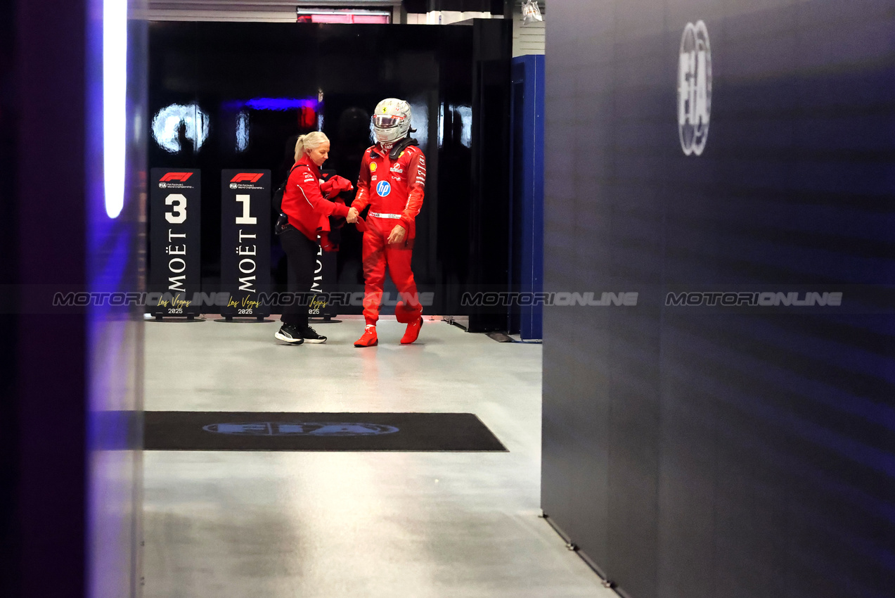 GP LAS VEGAS, Lewis Hamilton (GBR) Ferrari with Angela Cullen (NZL) Ferrari Physiotherapist.

21.11.2025. Formula 1 World Championship, Rd 22, Las Vegas Grand Prix, Las Vegas, Nevada, USA, Qualifiche Day.

- www.xpbimages.com, EMail: requests@xpbimages.com © Copyright: Charniaux / XPB Images