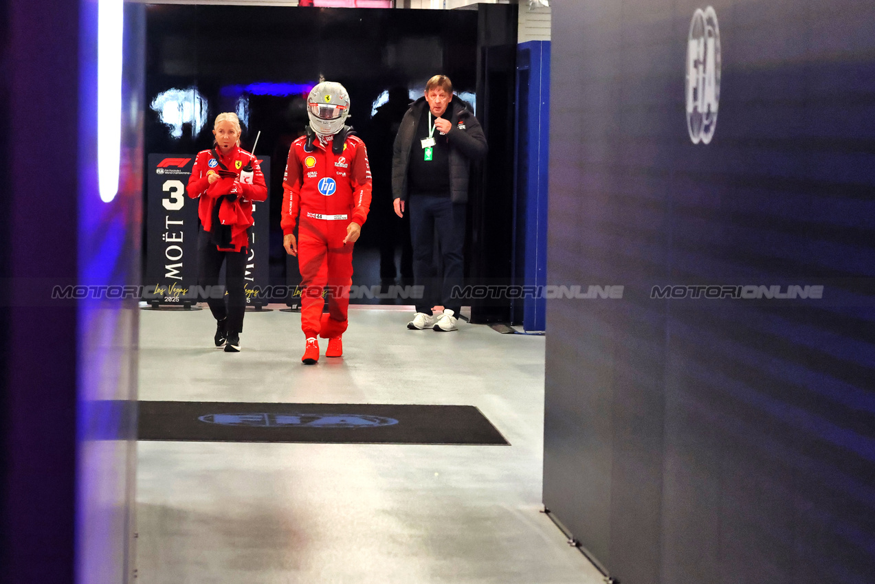 GP LAS VEGAS, Lewis Hamilton (GBR) Ferrari with Angela Cullen (NZL) Ferrari Physiotherapist.
21.11.2025. Formula 1 World Championship, Rd 22, Las Vegas Grand Prix, Las Vegas, Nevada, USA, Qualifiche Day.
- www.xpbimages.com, EMail: requests@xpbimages.com © Copyright: Charniaux / XPB Images