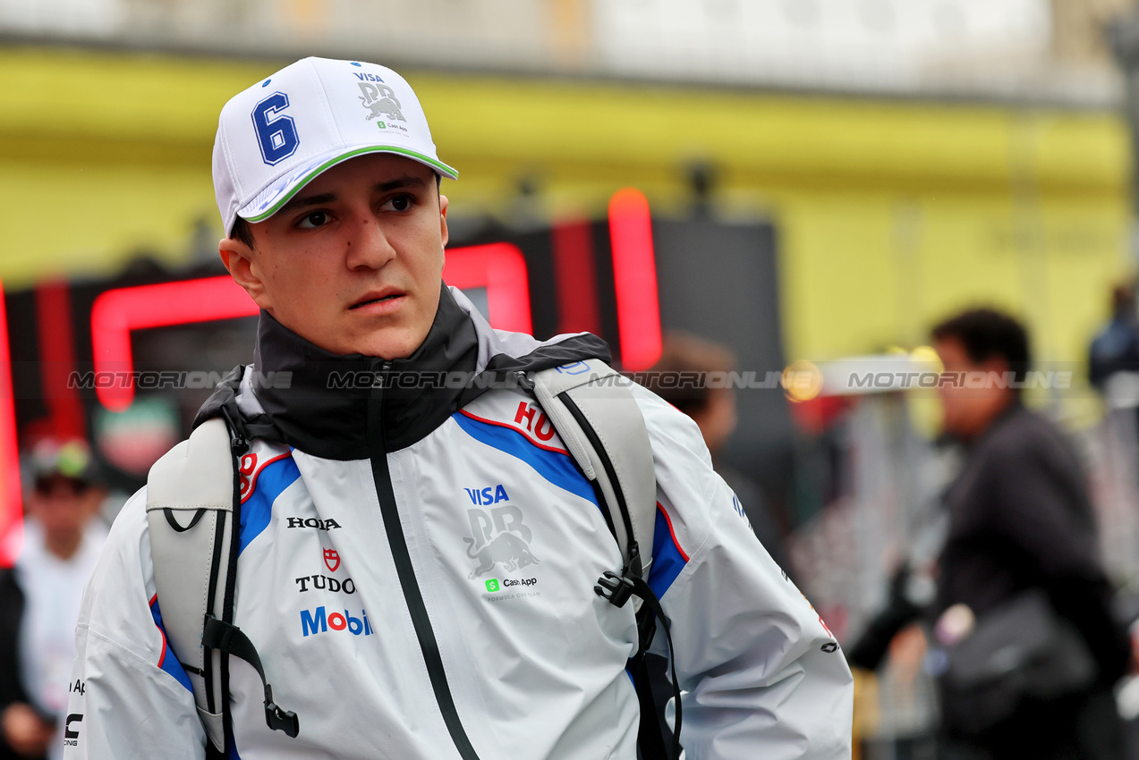 GP LAS VEGAS, Isack Hadjar (FRA) Racing Bulls.

21.11.2025. Formula 1 World Championship, Rd 22, Las Vegas Grand Prix, Las Vegas, Nevada, USA, Qualifiche Day.

- www.xpbimages.com, EMail: requests@xpbimages.com © Copyright: Batchelor / XPB Images