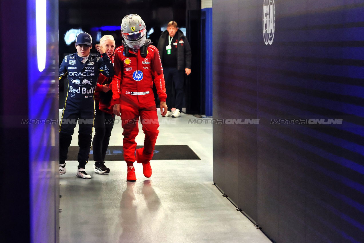 GP LAS VEGAS, Lewis Hamilton (GBR) Ferrari e Yuki Tsunoda (JPN) Red Bull Racing.

21.11.2025. Formula 1 World Championship, Rd 22, Las Vegas Grand Prix, Las Vegas, Nevada, USA, Qualifiche Day.

- www.xpbimages.com, EMail: requests@xpbimages.com © Copyright: Charniaux / XPB Images